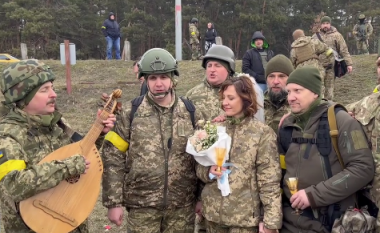 Çifti sapo janë martuar pranë vijës së frontit në Kiev të Ukrainës