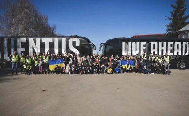 Juventusi me autobusët e klubit merr 80 refugjatë ukrainas drejt Italisë, shpërndanë edhe gjëra ushqimore, veshje dhe ilaçe