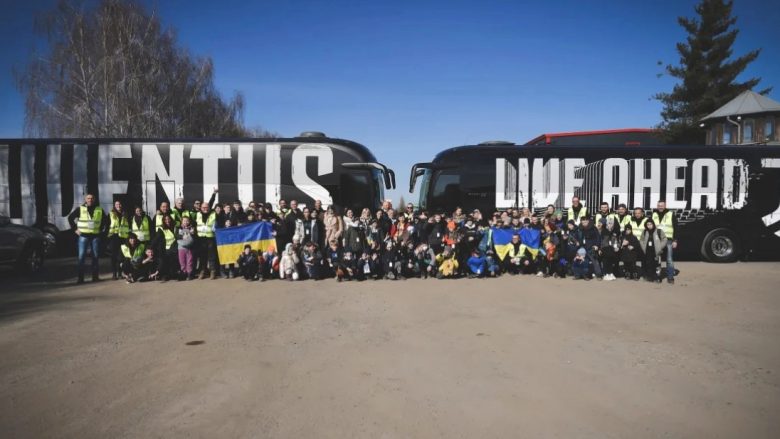 Juventusi me autobusët e klubit merr 80 refugjatë ukrainas drejt Italisë, shpërndanë edhe gjëra ushqimore, veshje dhe ilaçe