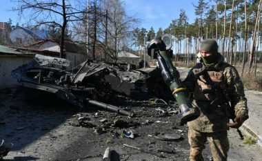 Ushtari ukrainas falënderon Britaninë për armët anti-tank, me të cilën ai shkatërroi një automjet të blinduar rus