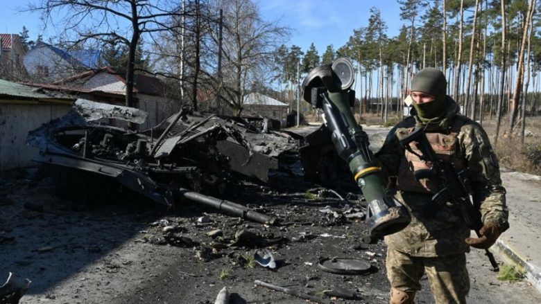 Ushtari ukrainas falënderon Britaninë për armët anti-tank, me të cilën ai shkatërroi një automjet të blinduar rus