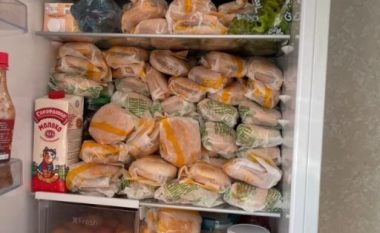 Një banor tregoi frigoriferin e mbushur me “rezerva”, pas njoftimit se McDonald’s po pezullon biznesin në Rusi