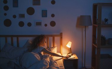 Studimi: Fjetja edhe me pak dritë mund të jetë e dëmshme për shëndetin