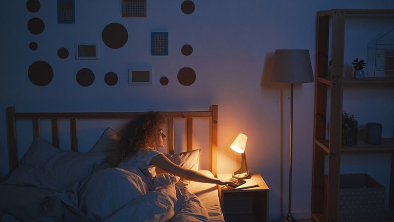 Studimi: Fjetja edhe me pak dritë mund të jetë e dëmshme për shëndetin