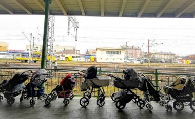 Nënat në Poloni vendosin karroca në kufi për fëmijët refugjatë nga Ukraina