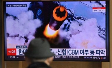 Koreja e Veriut teston raketën balistike ndërkontinentale, që do të mund të arrinte edhe në SHBA
