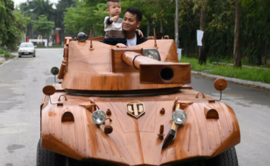 Vietnamezi shndërroi furgonin në një tank prej druri për djalin e tij