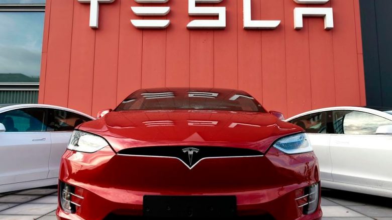 Disa përdorues në Twitter i bëjnë thirrje Elon Musk-ut t’i çaktivizojë të gjitha makinat Tesla në Rusi