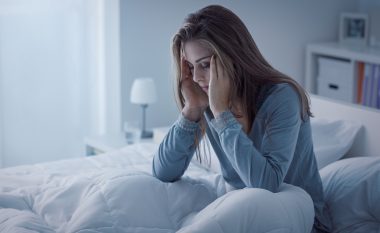 Ndjenja e stresit, shqetësimi për paratë dhe nxehtësia janë shkaktarët kryesor të një gjumi të keq