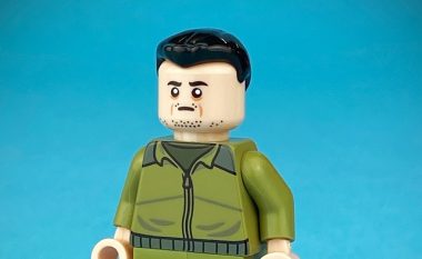 Kompania që prodhon produkte LEGO po shet figura të presidentit Zelensky si pjesë e një fushate bamirësie