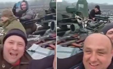 Ukrainasit brohorisin 'lavdi Ukrainës' derisa shëtisin me një tank ruse