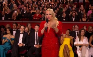 Prezantuesja e BAFTA 2022, Rebel Wilson ngrit gishtin e mesit në mes të transmetimit kundër Vladimir Putinit