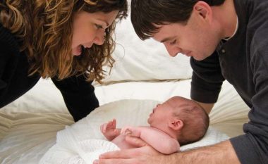 Pse bebet lindin me qime në trup?