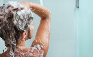 Shtoni këtë përbërës në shampo dhe do të parandaloni yndyrosjen shpejt të flokëve