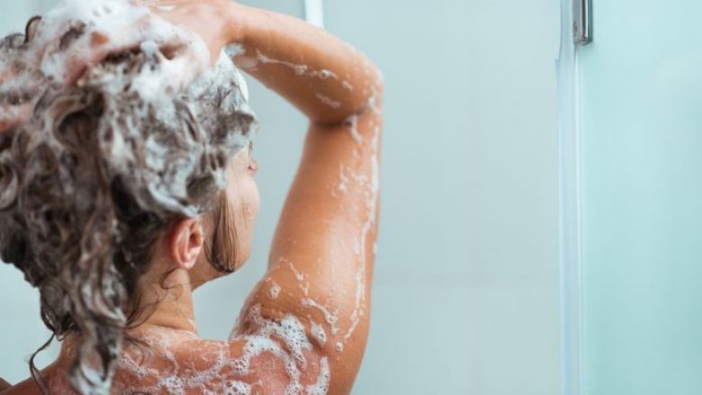 Shtoni këtë përbërës në shampo dhe do të parandaloni yndyrosjen shpejt të flokëve