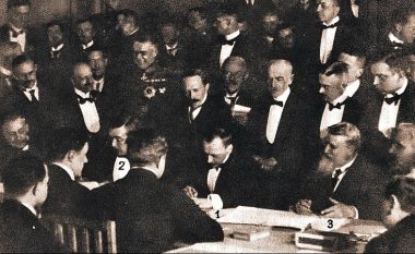 Në vendin ku po zhvillohen negociatat e sotme ndërmjet Rusisë dhe Ukrainës, 104 vite më parë, rusët nënshkruan një marrëveshje të famshme