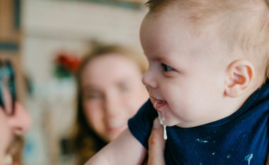 Pse foshnjat “pështyjnë” pas ngrënies?