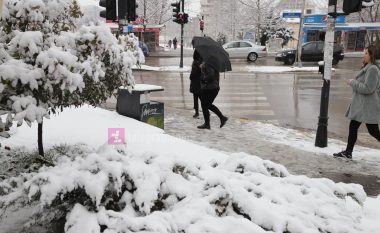 Vranët dhe reshje bore, mëngjeset dhe mbrëmjet me ngrica