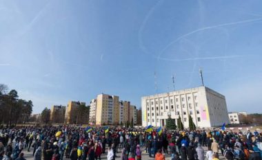 Pas protestave të qytetarëve, lirohet kryetari i një qyteti ukrainas që ishte rrëmbyer prej forcave ruse