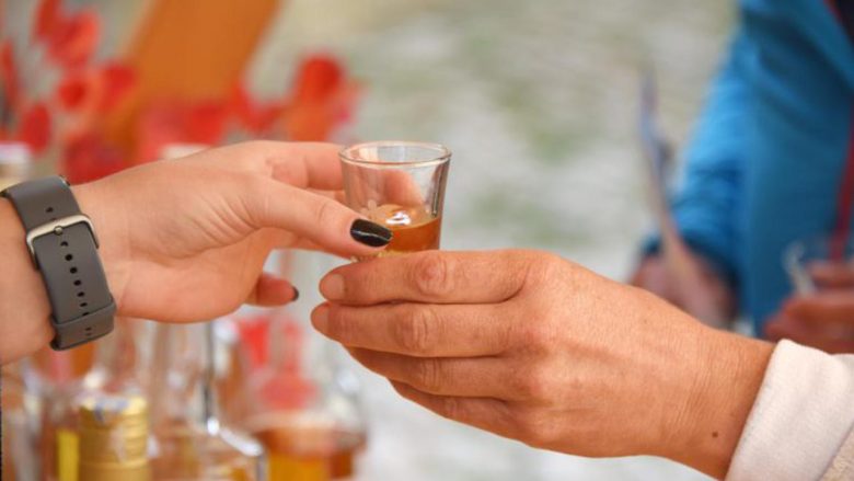 A është vërtet i mirë alkooli pas një vakti për tretjen?