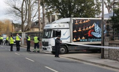 Kamioni përplaset në portën e ambasadës ruse në Dublin, policia irlandeze arreston një person