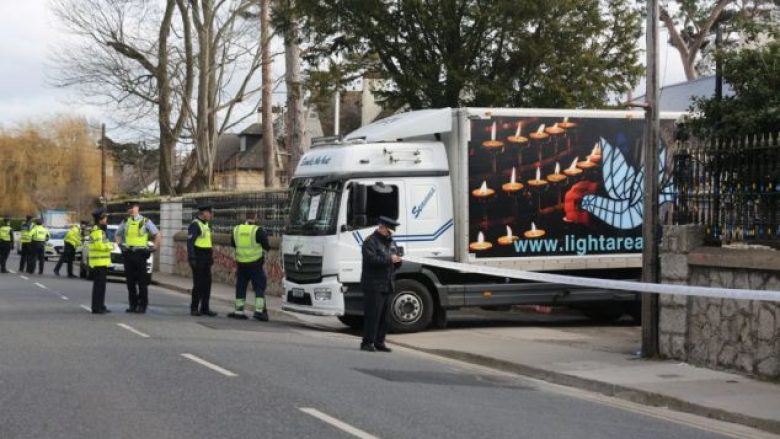 Kamioni përplaset në portën e ambasadës ruse në Dublin, policia irlandeze arreston një person