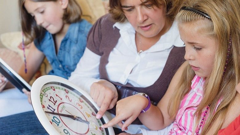 Një nga gjërat më të vështira gjatë fëmijërisë: Si ta mësojmë fëmijën të shikojë orën?