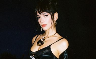 Dua Lipa shënon sukses historik me “Levitating”, bëhet artistja e vetme femër që ka qëndruar më së shumti në “Billboard Hot 100”