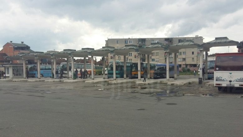 Kishte ngacmuar një të mitur në stacionin e autobusëve në Pejë, arrestohet 22 vjeçari