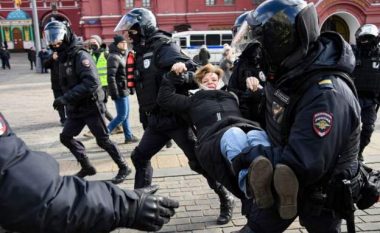 Mbi 800 protestues arrestohen në Rusi – kundërshtojnë agresionin në Ukrainë