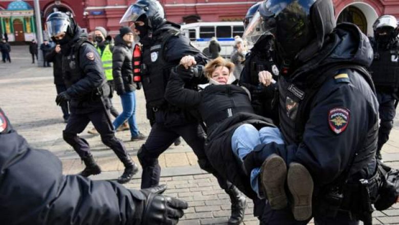 Mbi 800 protestues arrestohen në Rusi – kundërshtojnë agresionin në Ukrainë