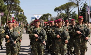 Miratohen modelet e uniformave ushtarake, gradave dhe simboleve në Shqipëri