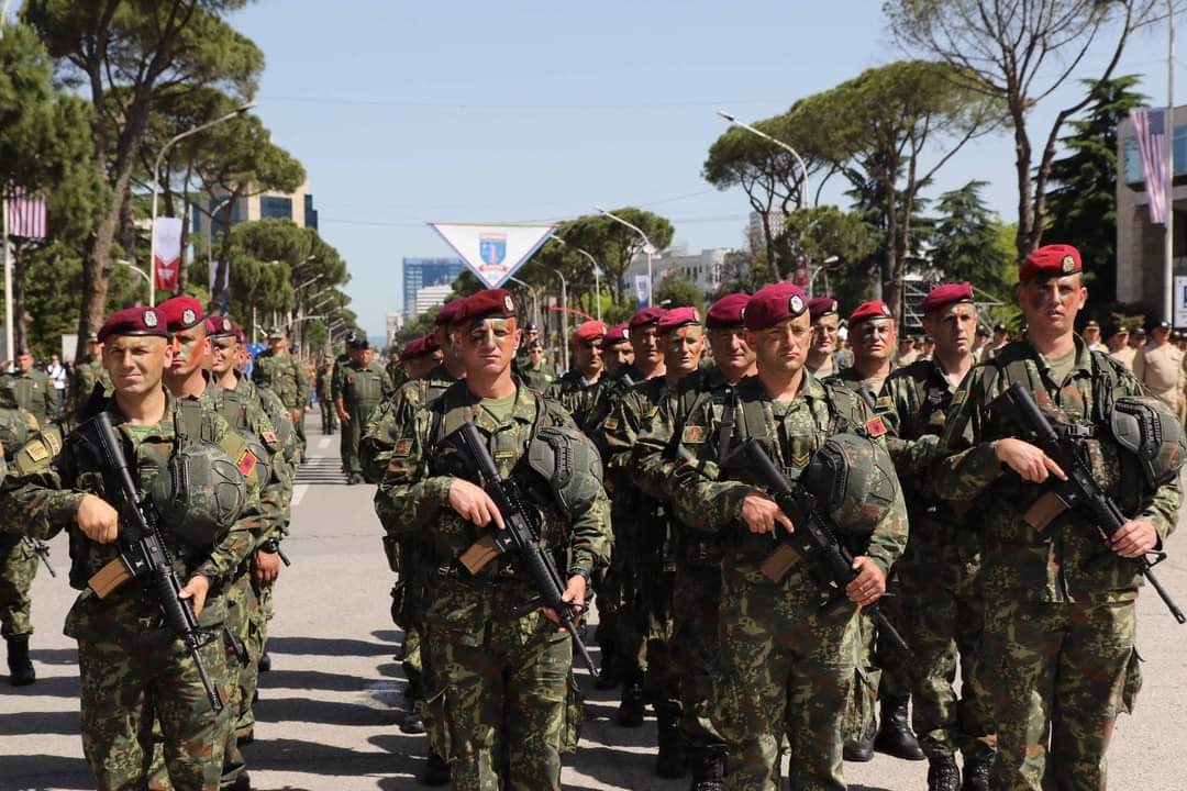 Miratohen modelet e uniformave ushtarake, gradave dhe simboleve në Shqipëri