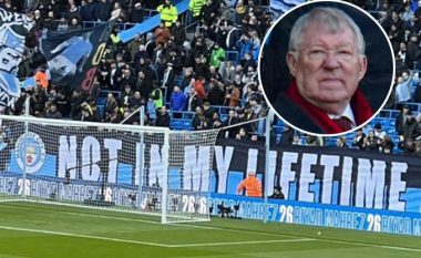 Përmes një pankarte, tifozët e Cityt u tallën keq me Sir Alex Fergusonin