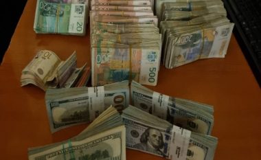 Policia e Kosovës ia konfiskon një serbi rreth 50 mijë euro dhe mbi 35 mijë dollarë