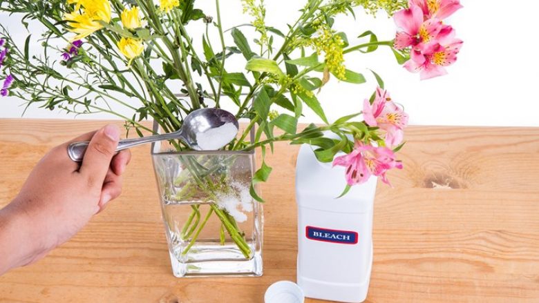 Ky produkt pastrimi i përditshëm është çelësi për t’i bërë lulet tuaja të jetojnë më gjatë