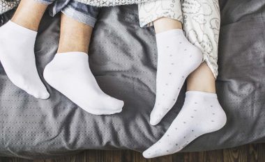 Çfarë ndodh me trupin tuaj nëse flini me çorape