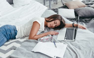 Katër arsye pse duhet të bëni një sy gjumë pasdite