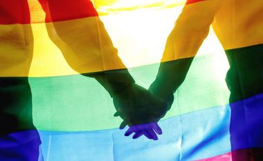LGBTIQ+ i gëzohet mos kalimit në parim të Projektkodit Civil, thonë se nuk garanton barazi në të drejtën në martesë