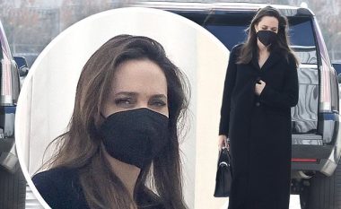 Angelina Jolie duket elegante me një pallto të zezë, teksa arrin në një hotel në Los Feliz