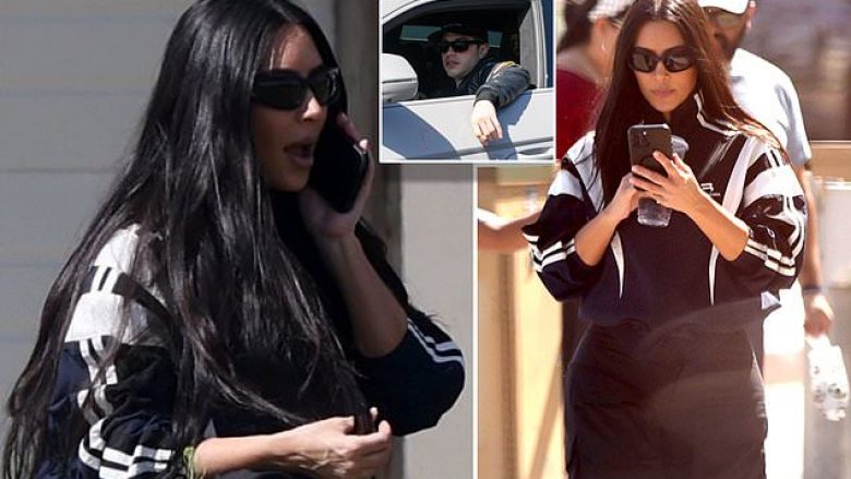 Kim Kardashian duket e tensionuar në telefonin e saj, pak pas fiaskos së ish-burrit me të dashurin e saj të ri