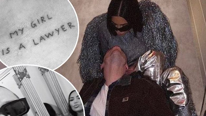 Në dedikim për Kim Kardashianin, Pete Davidson realizon në trup tatuazhin “E dashura ime është avokate”