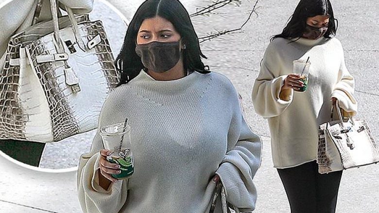 Kylie Jenner endet me çantën unike të “Hermes” e cila kushton mbi 135 mijë euro