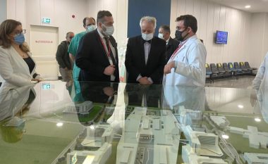 Ministri Latifi viziton spitalin shtetëror të Ankarasë, takon edhe pacientin nga Kosova