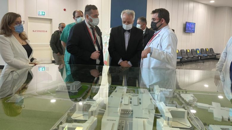 Ministri Latifi viziton spitalin shtetëror të Ankarasë, takon edhe pacientin nga Kosova
