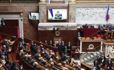Zelensky i drejtohet Asamblesë Kombëtare të Francës: Nuk po mund t'i varrosim të afërmit në mënyrë adekuate
