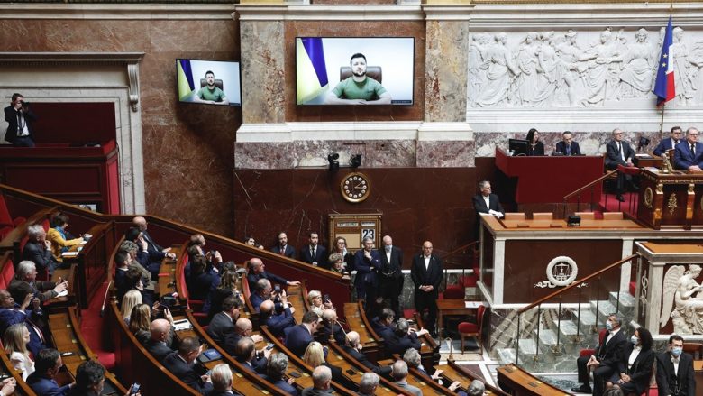 Zelensky i drejtohet Asamblesë Kombëtare të Francës: Nuk po mund t’i varrosim të afërmit në mënyrë adekuate