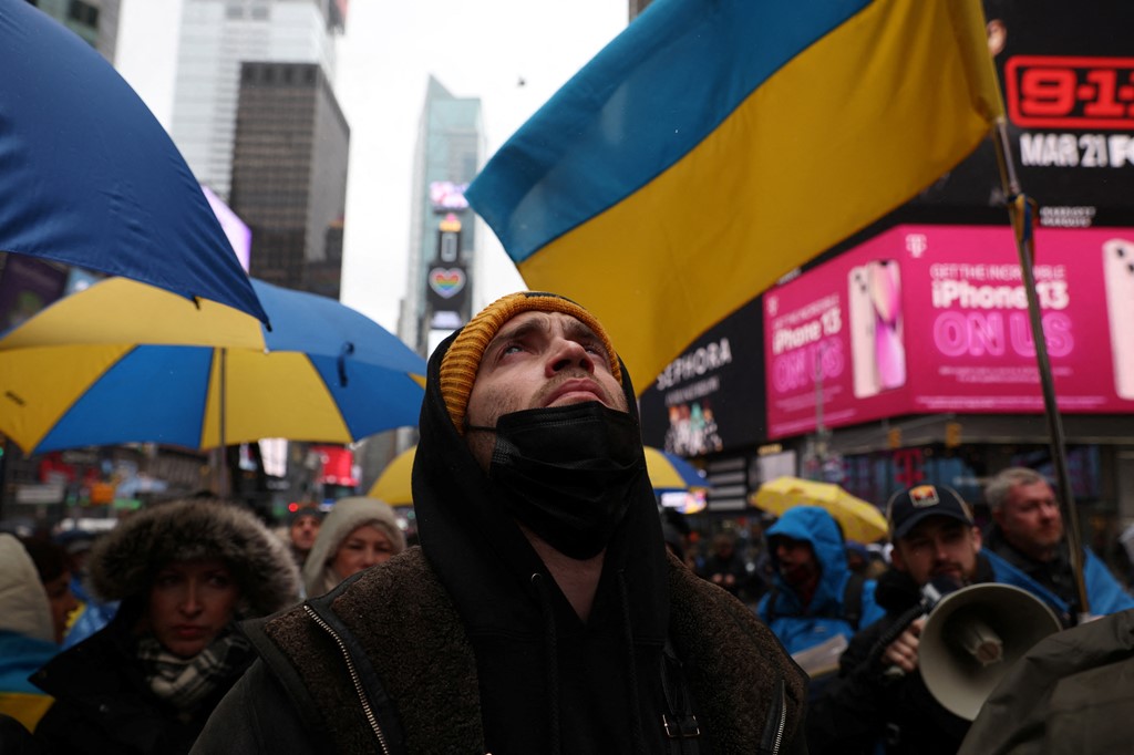 “Mbylleni qiellin” – Protestuesit në New York bëjnë thirrje për një zonë të ndaluar fluturimi mbi Ukrainë