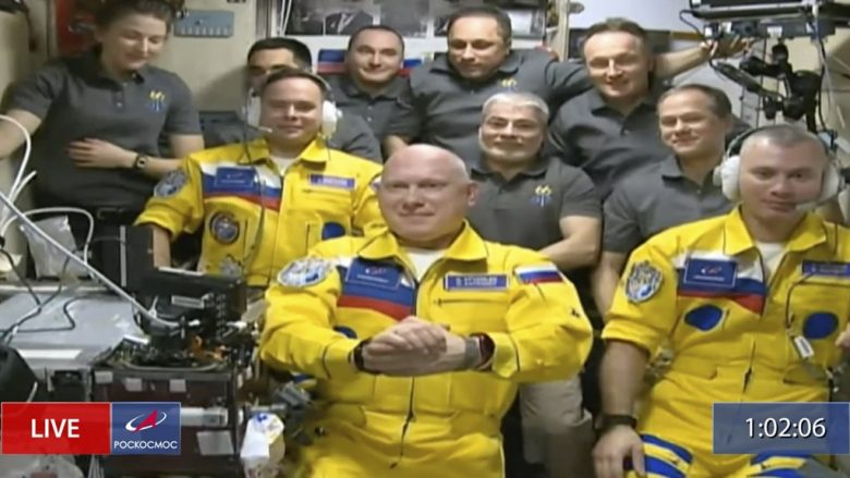 Kozmonautët rusë arrijnë në Stacionin Ndërkombëtar të Hapësirës me ngjyrat e flamurit të Ukrainës