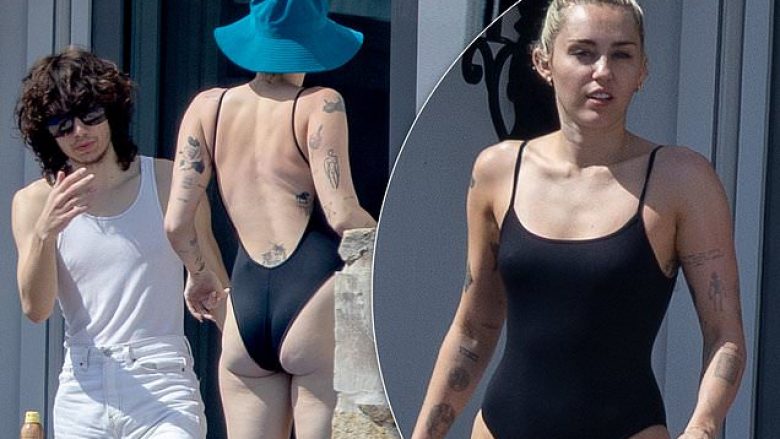 Miley Cyrus vazhdon t’i shijojë pushimet me të dashurin, gjersa tregon format trupore në bikini